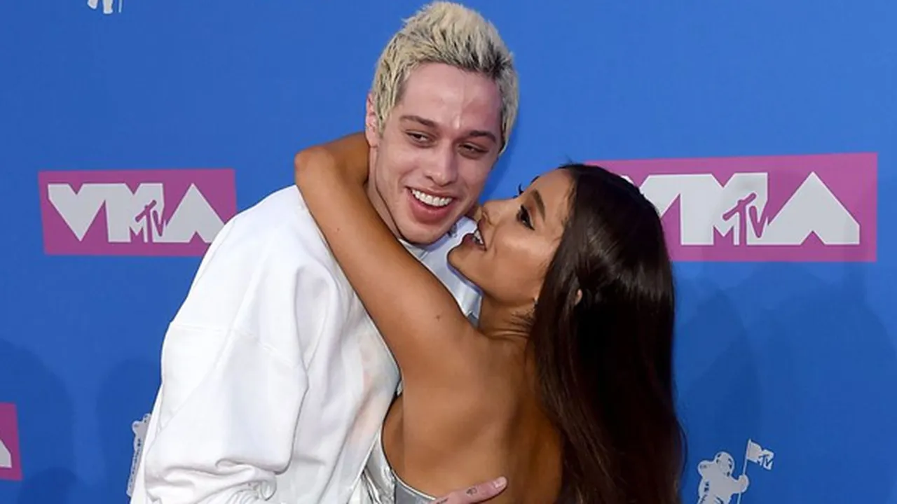 Pete Davidson Akhirnya Tanggapi Kabar Putus Dari Ariana Grande