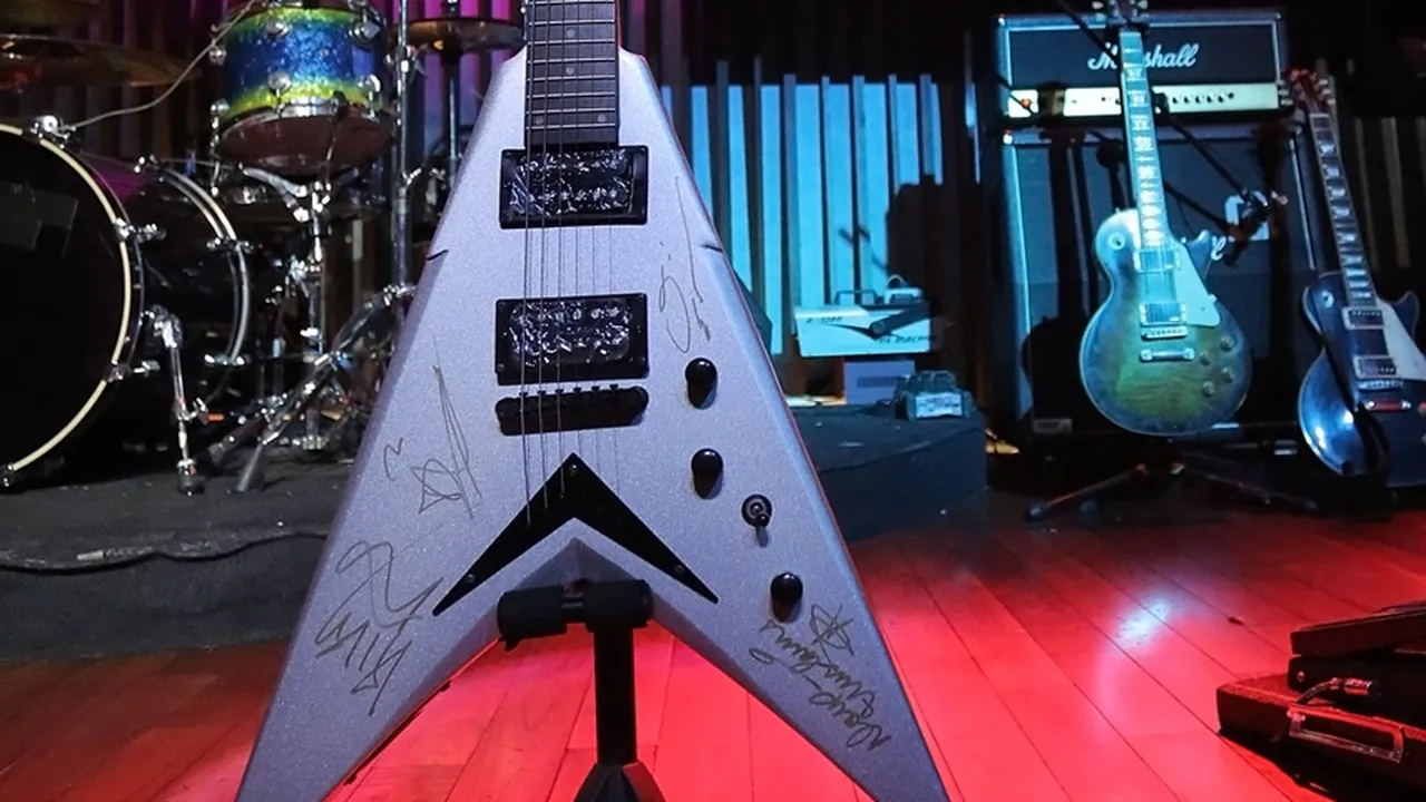 Petinggi BUMN Ini Berhasil Menangkan Lelang Gitar Megadeth