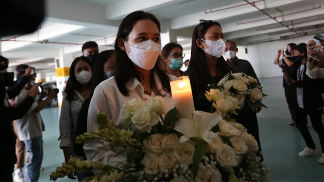 Pihak Keluarga Ungkap Alasan Jenazah Laura Anna Dikremasi Pihak Keluarga Ungkap Alasan Jenazah Laura Anna Dikremasi
