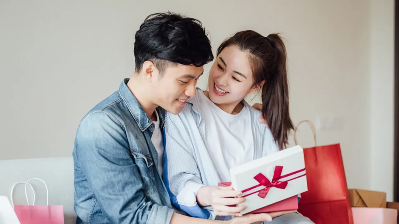 Pilah-Pilih Kejutan Spesial Sesuai Love Language Si Dia, Ciptakan Momen Manis di Bulan Penuh Cinta
