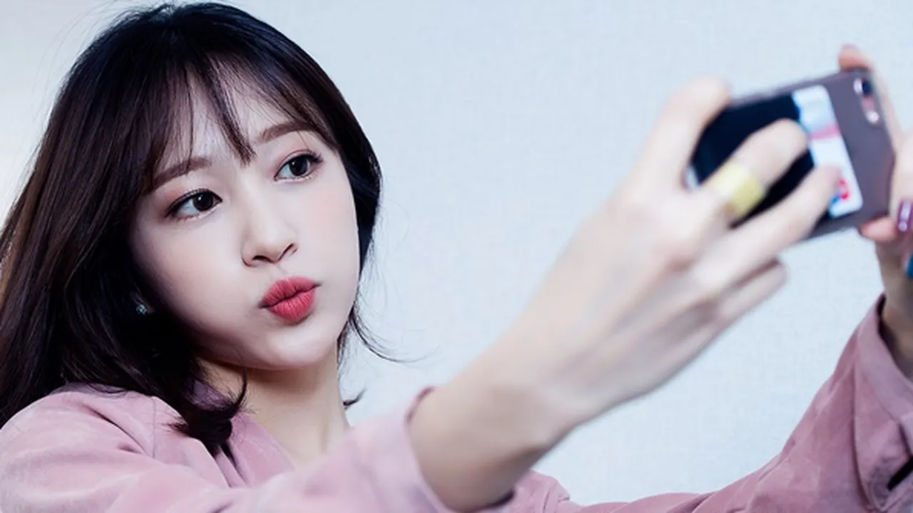 Pilih Kenakan Dress Strapless, Hani EXID Pamer Belahan Dada