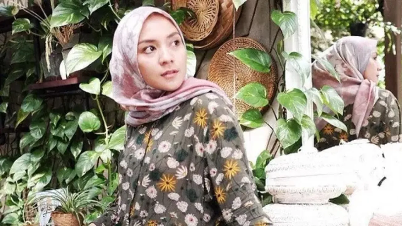 Poret Dapur Rumah Enno Lerian, Pesona Model Minimalis Hijau yang Menyegarkan