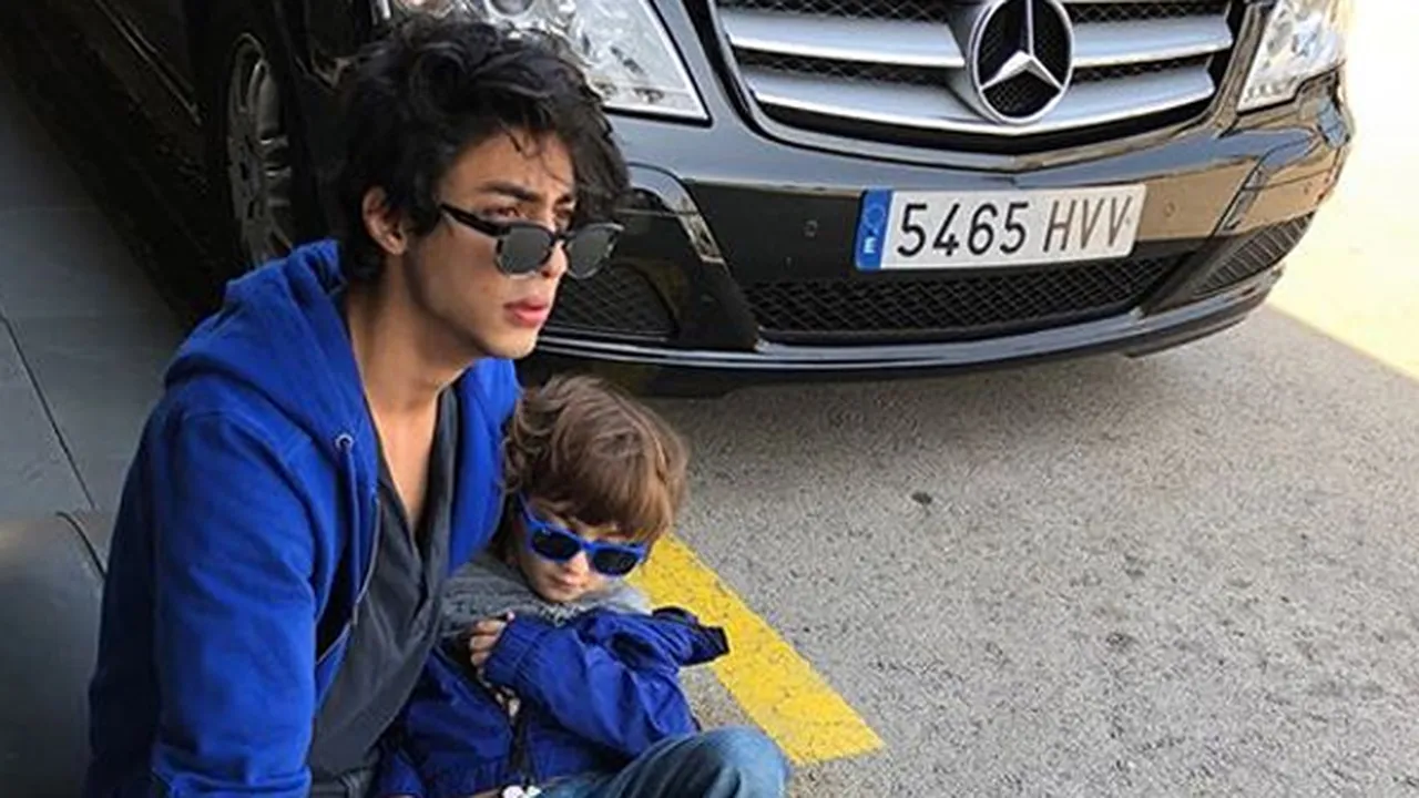 Pose Bareng Aryan Khan dan Suhana, AbRam Khan Manyun Pegang Roti