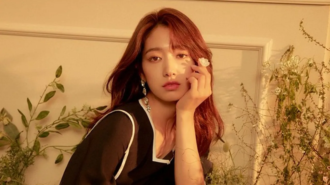Pose Bersama Kue Ulang Tahun, Park Shin Hye Cute Banget di Usia 30