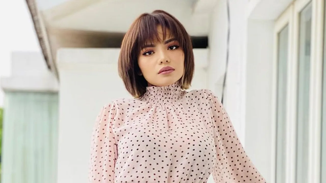 Pose Hot di Atas Puncak Gunung Bromo, Dinar Candy Bikin Netizen Gagal Fokus Pose Hot di Atas Puncak Gunung Bromo, Dinar Candy Bikin Netizen Gagal Fokus