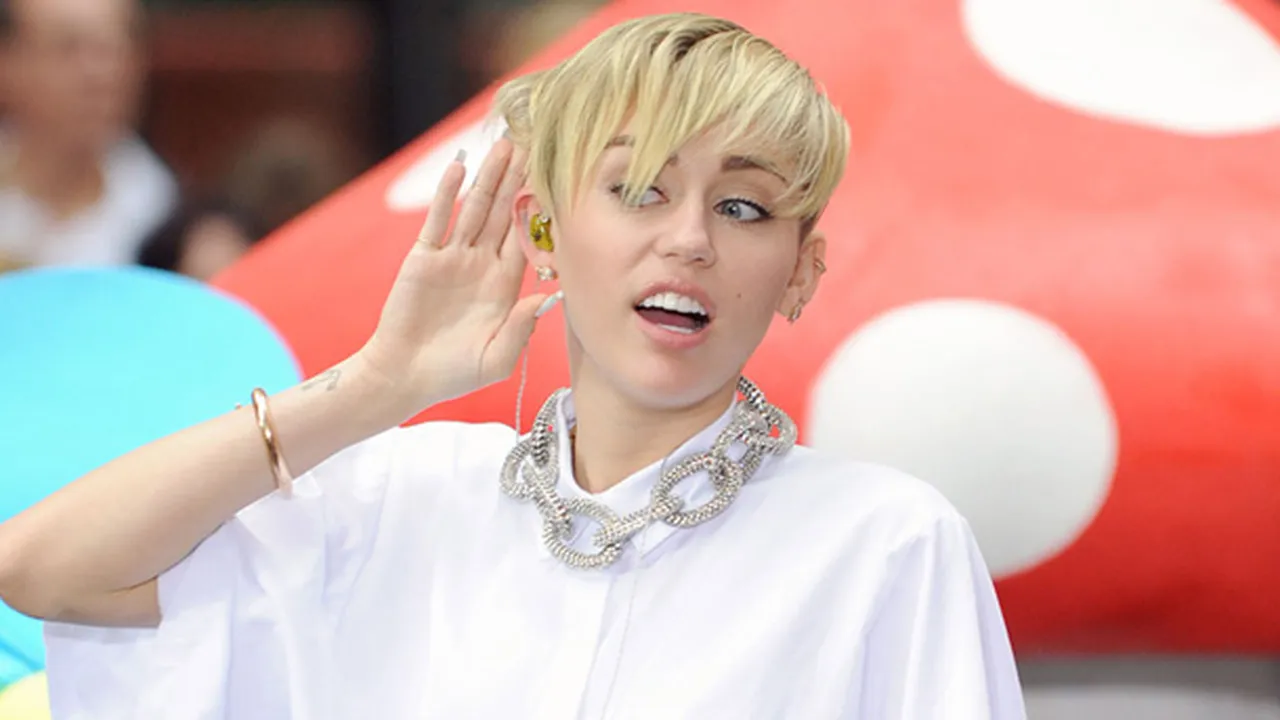 Pose (Nyaris) Bugil Tergila Yang Dilakoni Miley Cyrus