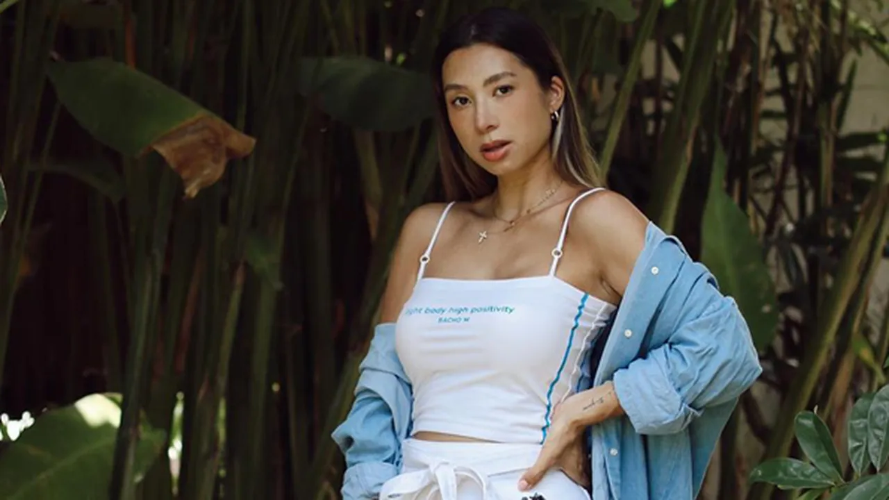 Pose Pakai Bikini, Jennifer Bachdim Pamer Bare Baby Bump yang Makin Besar