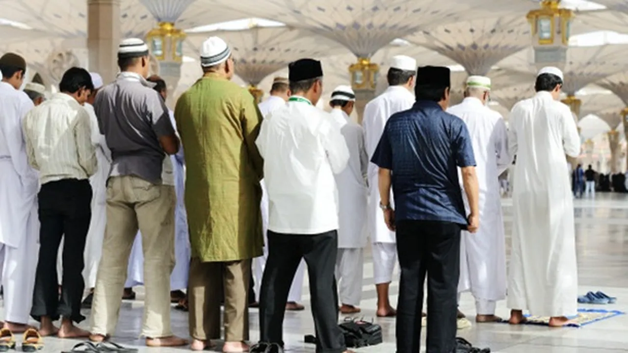 Posisi Sholat Berjamaah Antara Imam dan Makmum, Laki-laki dan Perempuan Beserta Penjelasannya