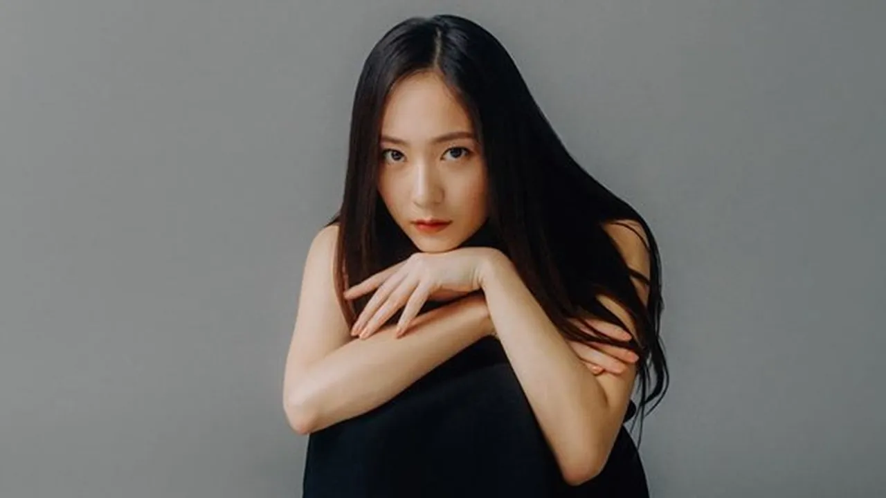 Postingan Perdana Krystal Setelah Meninggalnya Sulli, Cantik Walau Tanpa Senyum