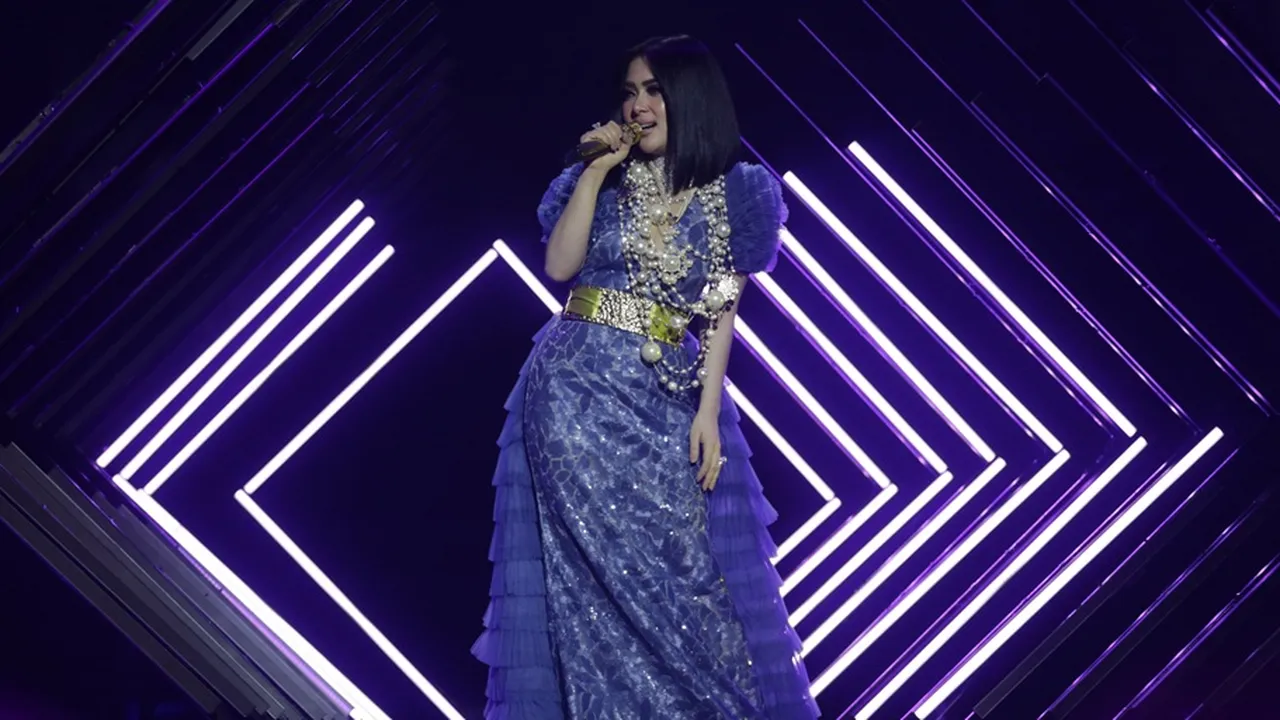 Potong Rambut Pendek, Syahrini: Makin Pendek, Tutup