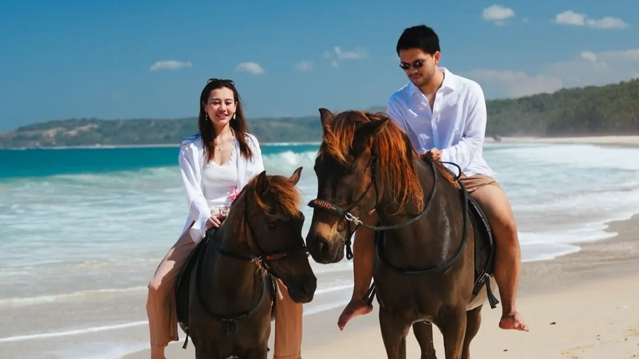 Potret Aaliyah Massaid dan Thariq Halilintar Berkuda di Pantai, Romantis Rayakan Anniversary ke-2