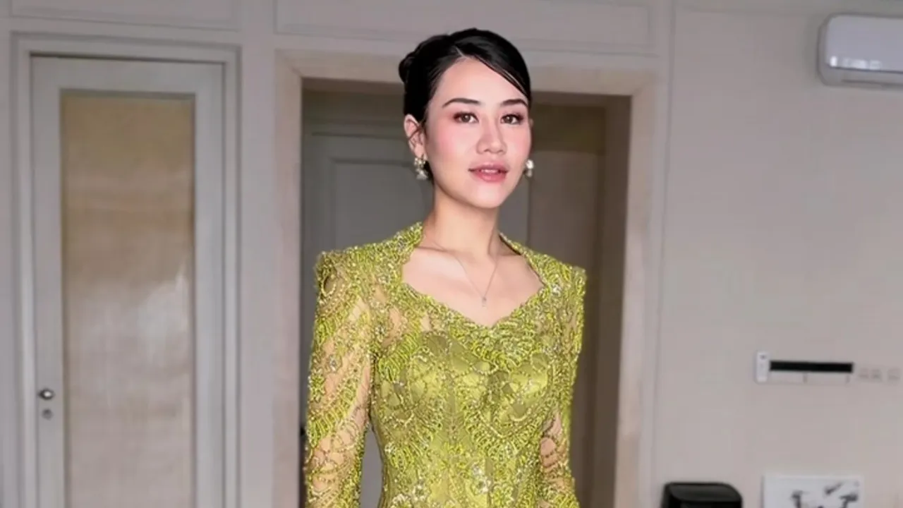Potret Aaliyah Massaid Pakai Kebaya Olive saat Kondangan, Tampil Anggun dan Mewah