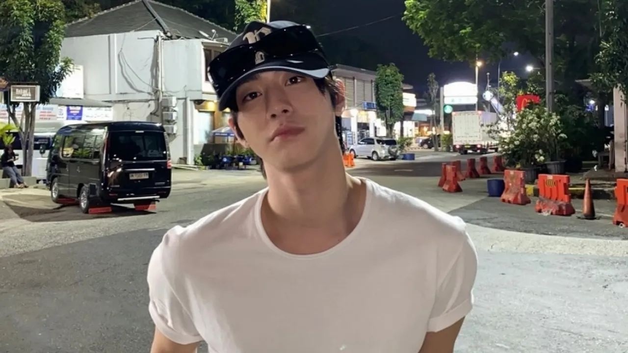 Potret Ahn Hyo Seop di Rest Area Cipularang Viral, Cogan Korea Vibes Melokal