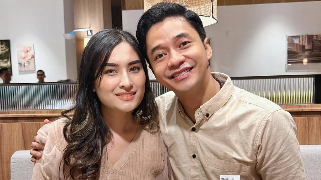 Potret Angbeen Rishi dan Adly Fairuz Makan Bareng, Ditemani Si Kecil Ardashir yang Curi Perhatian Potret Angbeen Rishi dan Adly Fairuz Makan Bareng, Ditemani Si Kecil Ardashir yang Curi Perhatian