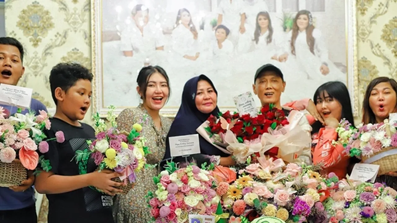 Potret Anniversary ke-32 Pernikahan Orangtua Via Vallen, Dirayakan Sederhana di Rumah