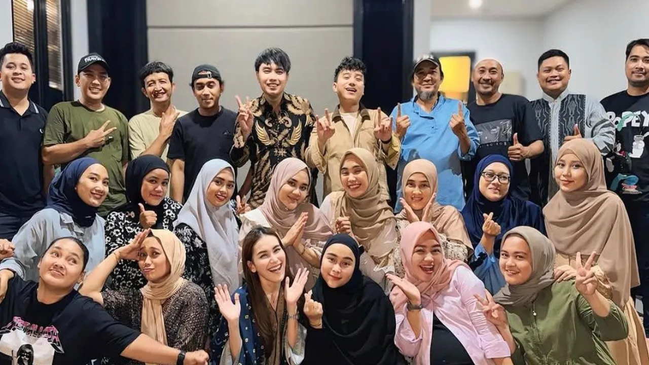 Potret Ayu Ting Ting Buka Puasa Bersama para Sepupu, Disebut Semuanya Punya Paras yang Cantik