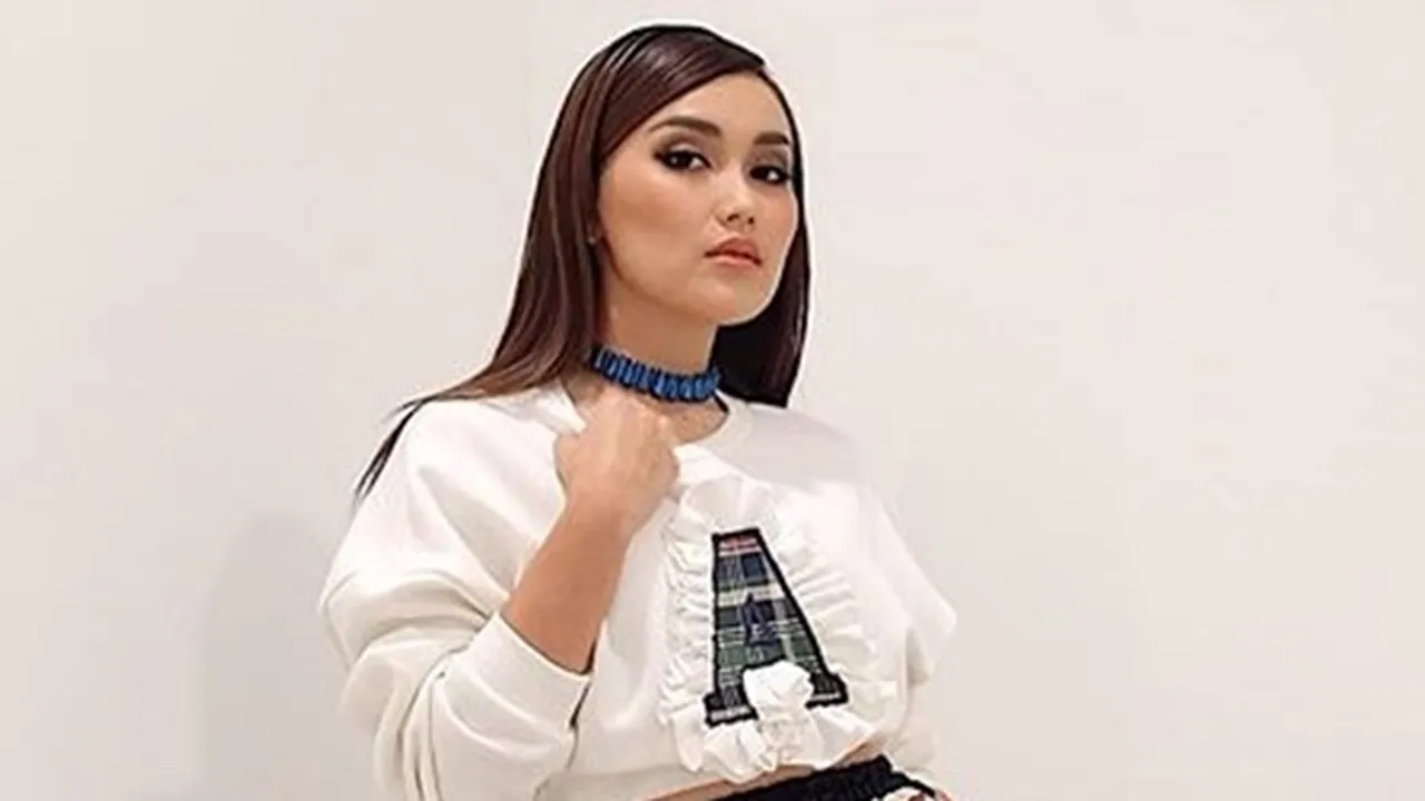 Potret Ayu Ting Ting Mandi di Sungai Pakai Tank Top Putih, Happy Banget Main Air Potret Ayu Ting Ting Mandi di Sungai Pakai Tank Top Putih, Happy Banget Main Air