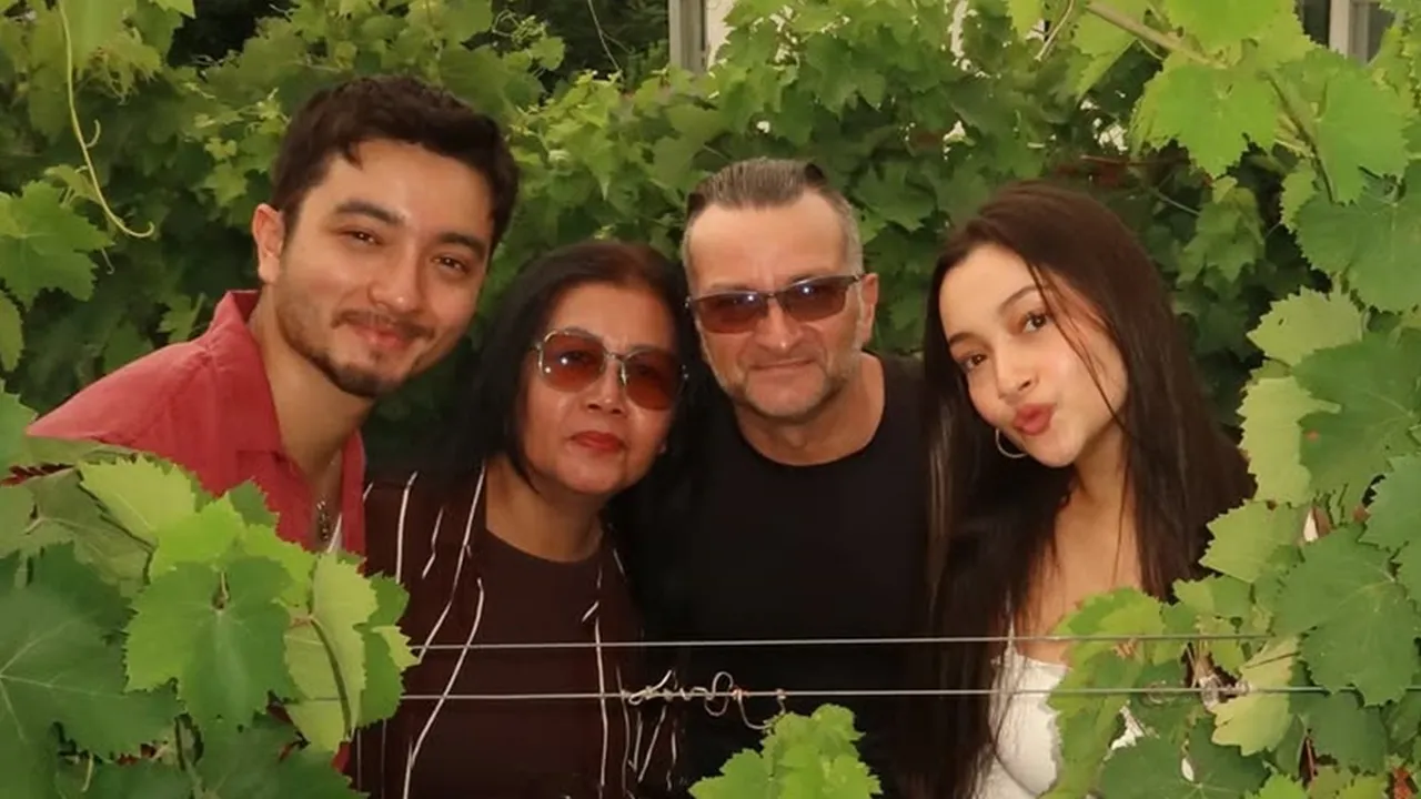 Potret Bryan Domani dan Keluarga Liburan ke Italia, Udah Kayak Warga Lokal Potret Bryan Domani dan Keluarga Liburan ke Italia, Udah Kayak Warga Lokal