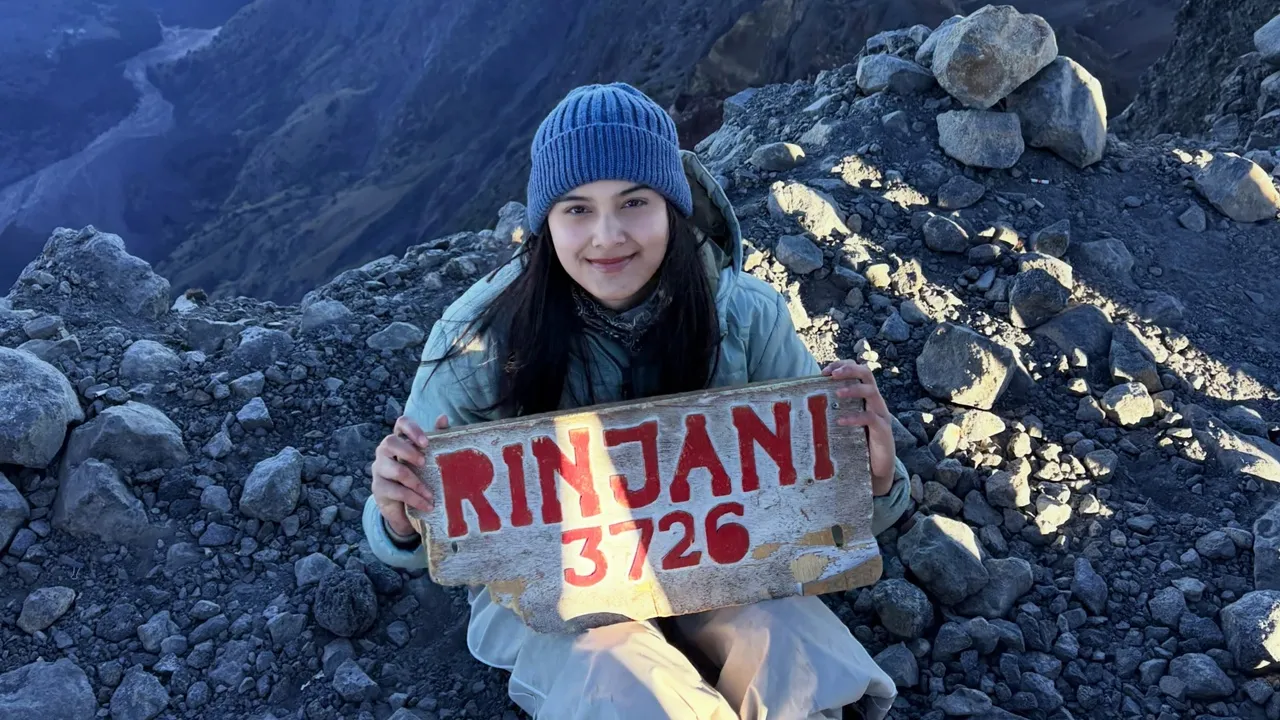 Potret Callista Arum dan Abun Sungkar Mendaki Gunung Rinjani 3726 MDPL