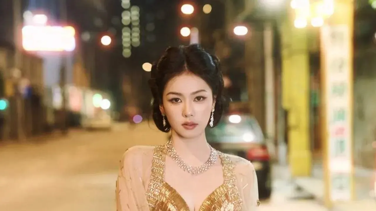 Potret Cantik Bai Lu dengan Gaun Emas di iQiyi Scream Awards 2025