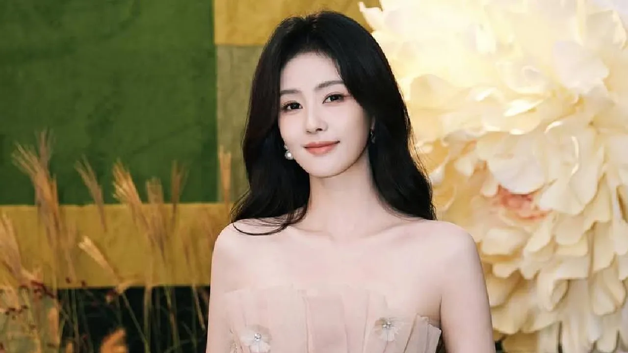 Potret Cantik Bai Lu Menangkan Penghargaan Actress of the Year di Ajang Weibo Horizon Conference 2025