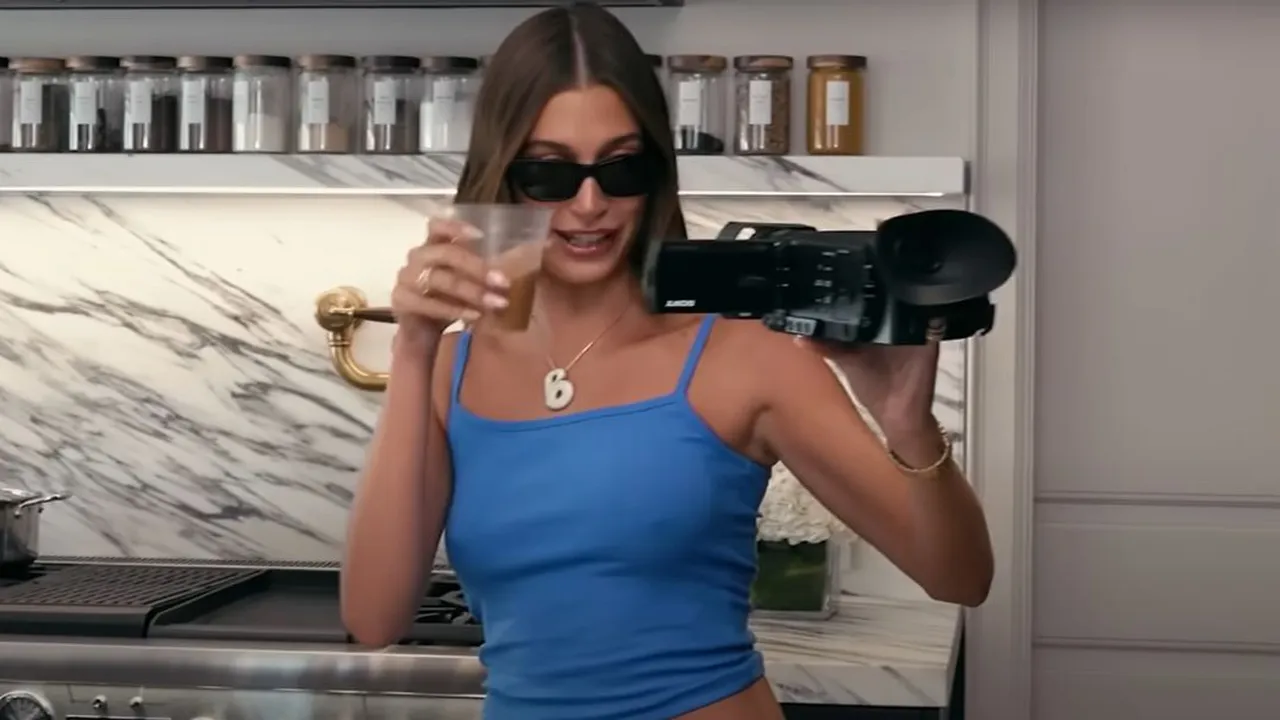 Potret Dapur Rumah Hailey Bieber, Model Elegan dengan Nuansa Monokrom