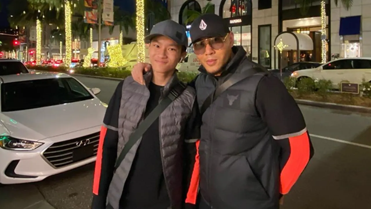 Potret Deddy Corbuzier dan Putranya Rayakan Natal di Amerika Serikat, Kompak