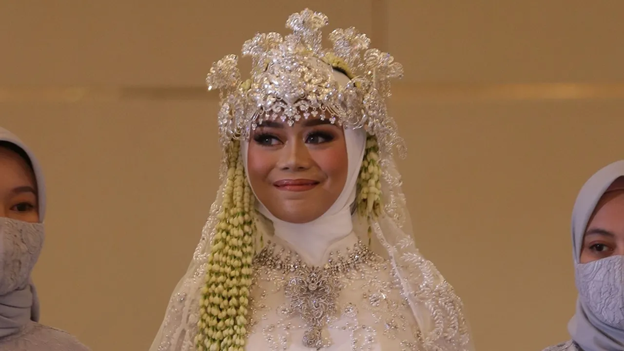 Potret Detail Make Up Lesti Saat Akad Nikah, Wajahnya Teduh dan Cantik -   Bikin Pangling