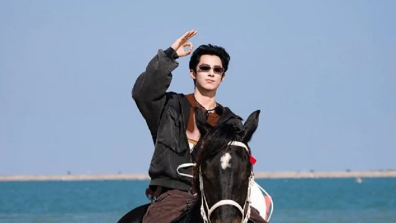 Potret Dylan Wang Naik Kuda, Gagahnya Bikin Fans Makin Terpikat