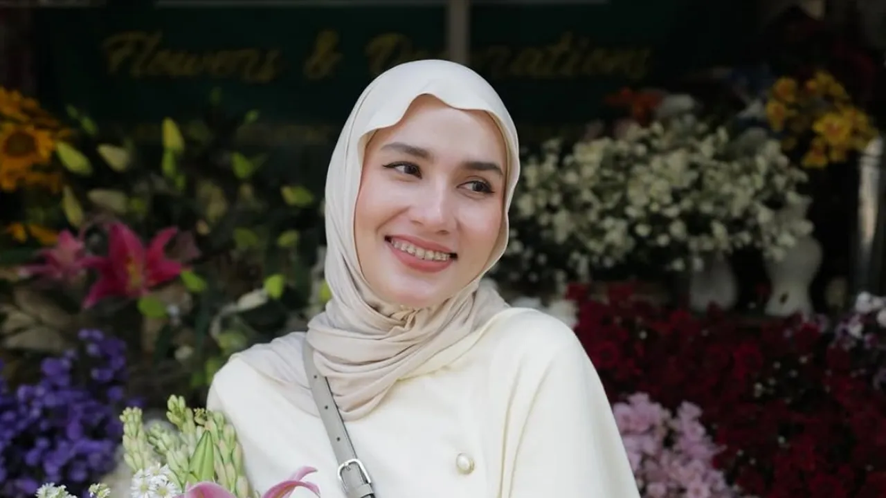 Potret Gaya Hijab Artis Indonesia yang Bisa Jadi Inspirasi Penampilan Saat Ramadan
