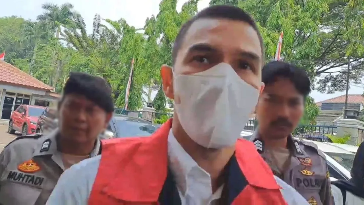 Potret Jonathan Frizzy Pakai Rompi Tahanan dan Berambut Cepak di Sidang Perdana