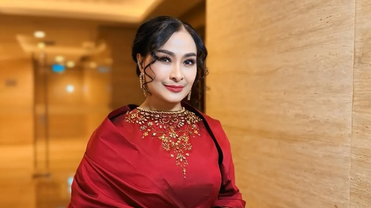 Potret Kebersamaan Iis Dahlia dengan Suami dan Putranya Devano Danendra