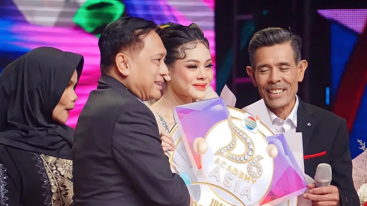 Potret Kenangan Melly Lee Bersama Almarhum Bapak Ade