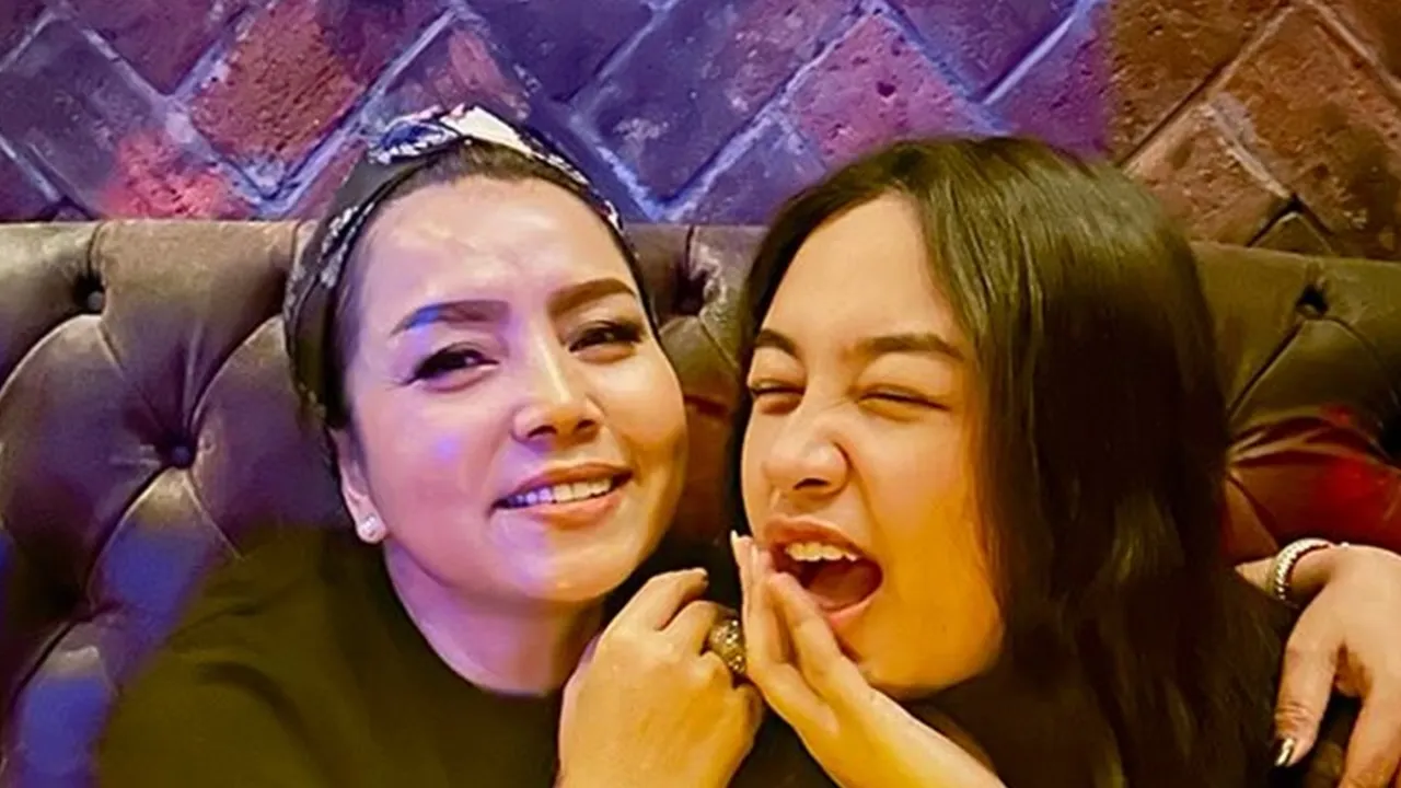 Potret Khirani Cosplay Jadi Mayangsari Waktu Muda, Mirip & Rambut Bondol Ikonik!