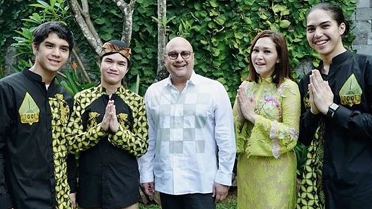 Potret Lebaran Keluarga Maia Estianty - Irwan Mussry Bersama Al, El & Dul Potret Lebaran Keluarga Maia Estianty - Irwan Mussry Bersama Al, El & Dul