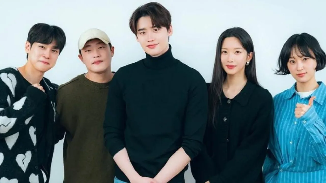 Potret Lee Jong Suk dan Moon Ga Young dalam Pembacaan Naskah Drama Korea Terbaru "Law and The City"
