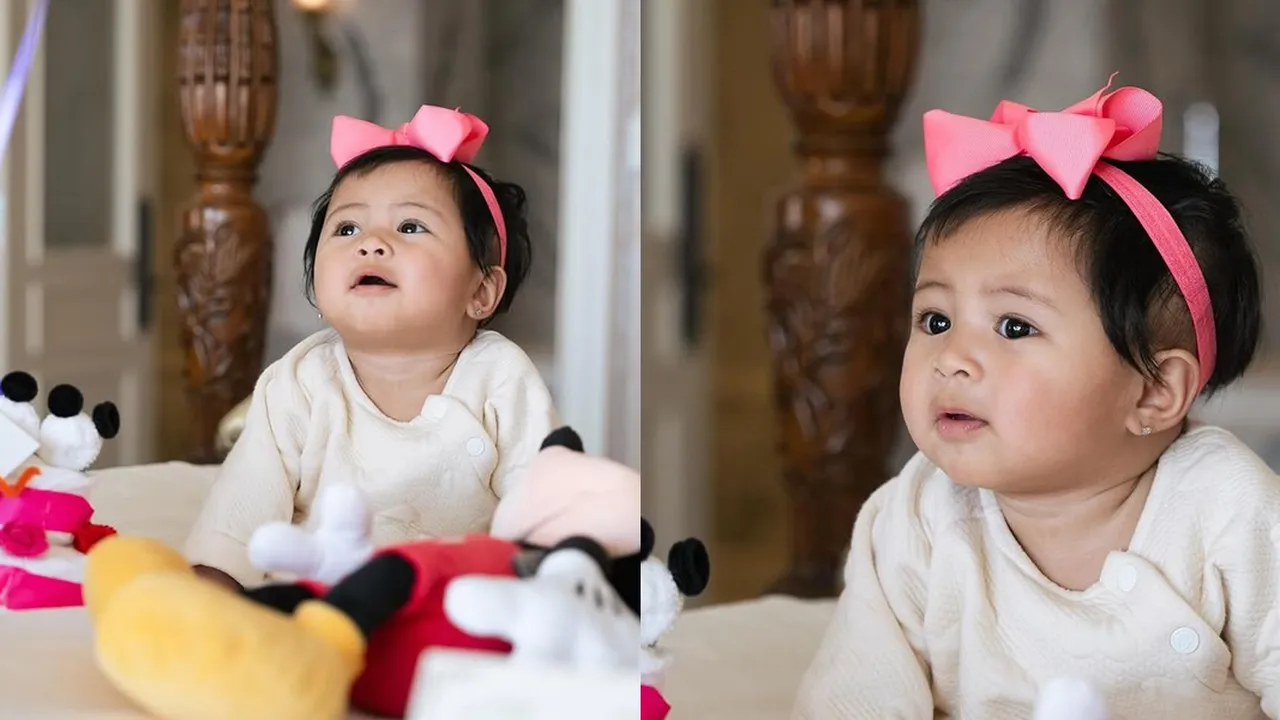 Potret Lily dengan Pita Pink di Kepala, Super Gemas Pose di Atas Kasur
