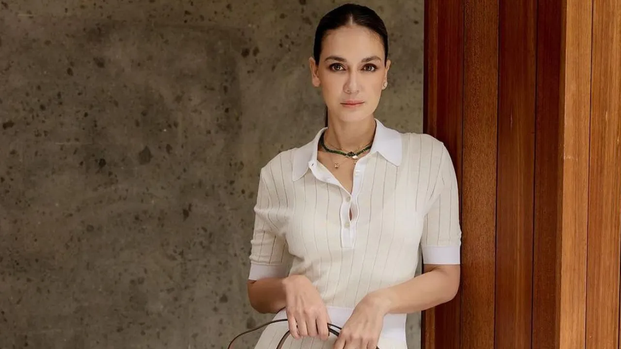 Potret Luna Maya Tenteng Tas Branded Seharga Motor Puluhan Juta Potret Luna Maya Tenteng Tas Branded Seharga Motor Puluhan Juta