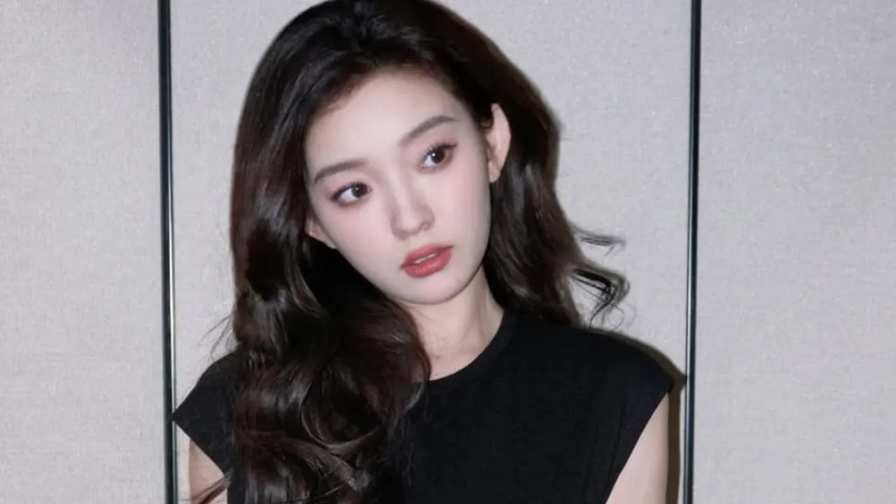 7 Potret Luo Yutong Liburan di Yacht, Gaya Santai - Visual yang Flawless