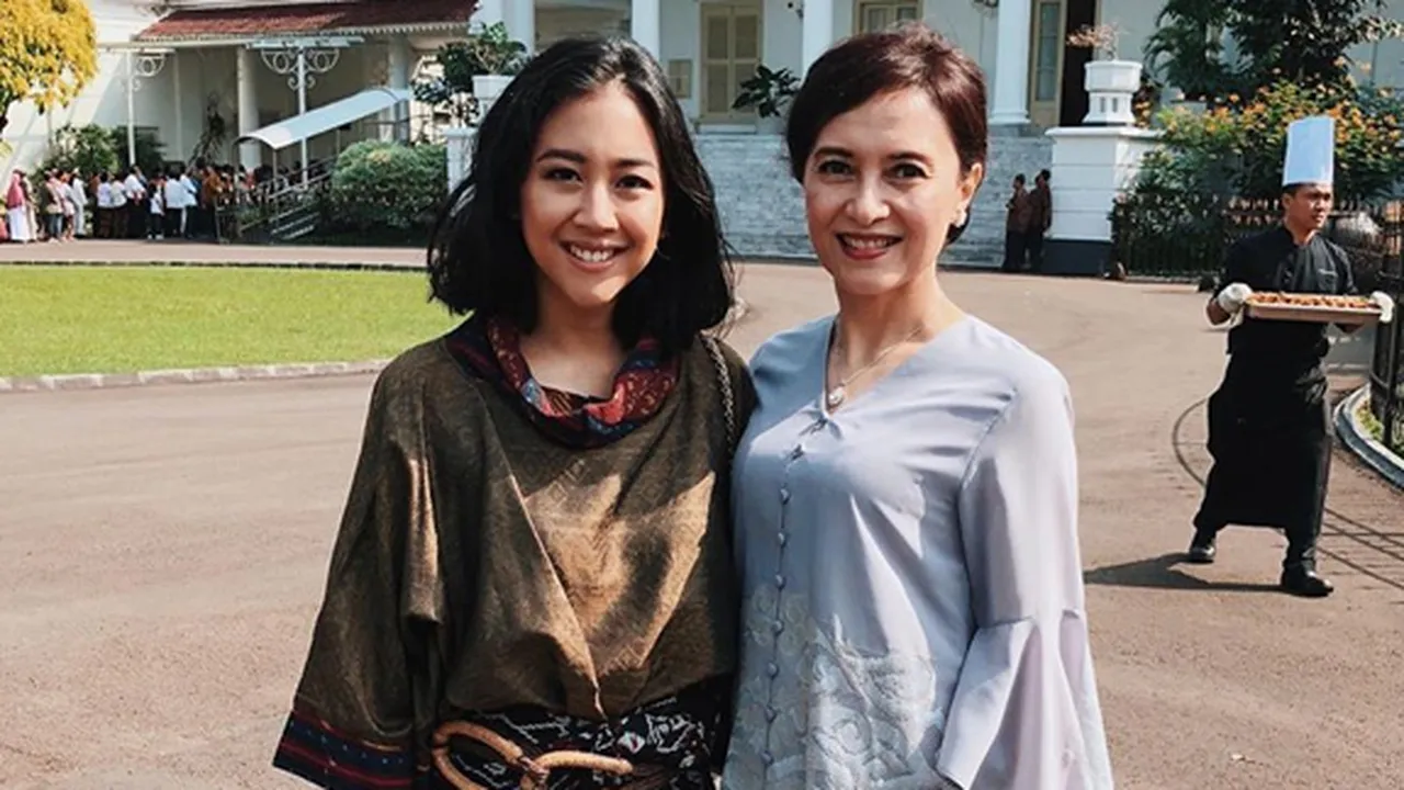 Potret Masa Muda Ibunda Sherina, Cantiknya tak Luntur dan Punya Senyum Manis Potret Masa Muda Ibunda Sherina, Cantiknya tak Luntur dan Punya Senyum Manis