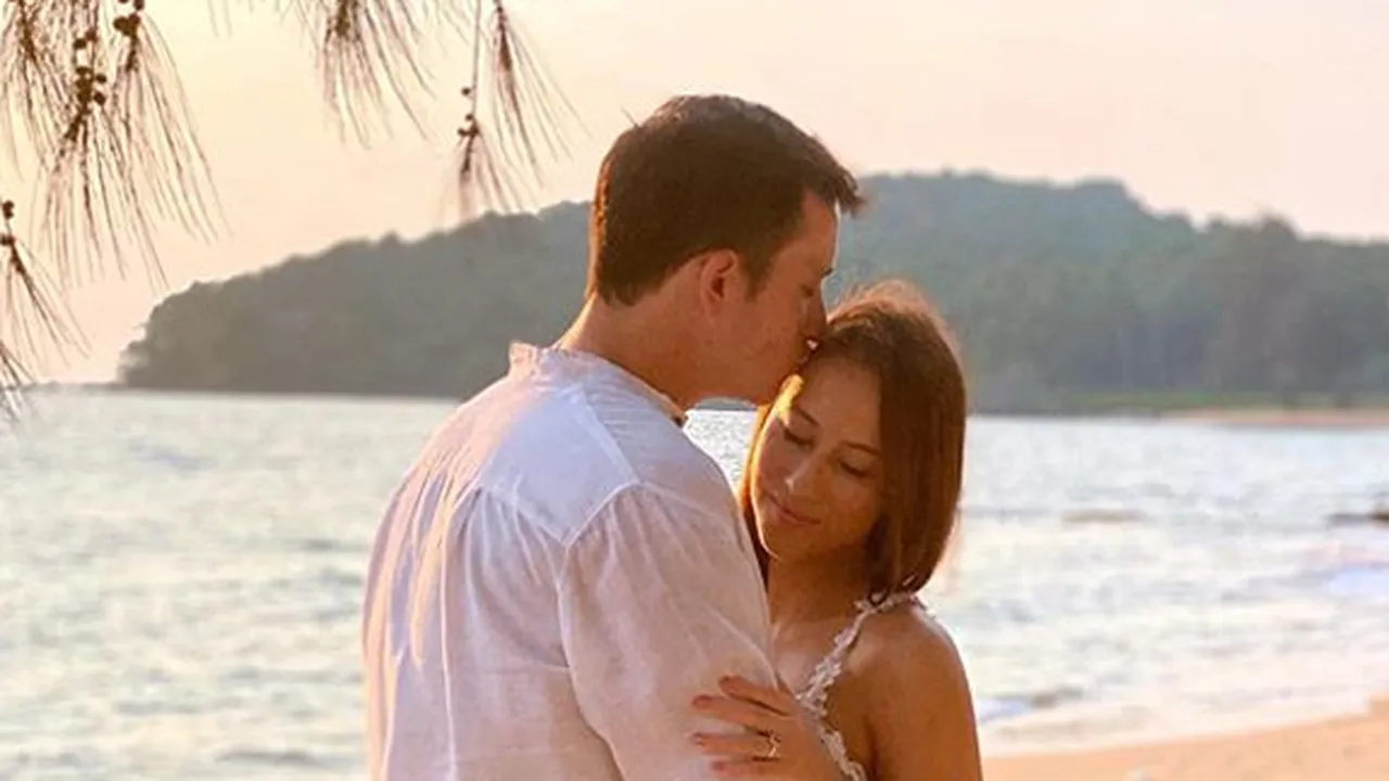 Potret Mike Lewis dan Janisaa Pradja Romantis Kala Senja di Pantai Cantik Kamboja, Prewedding?