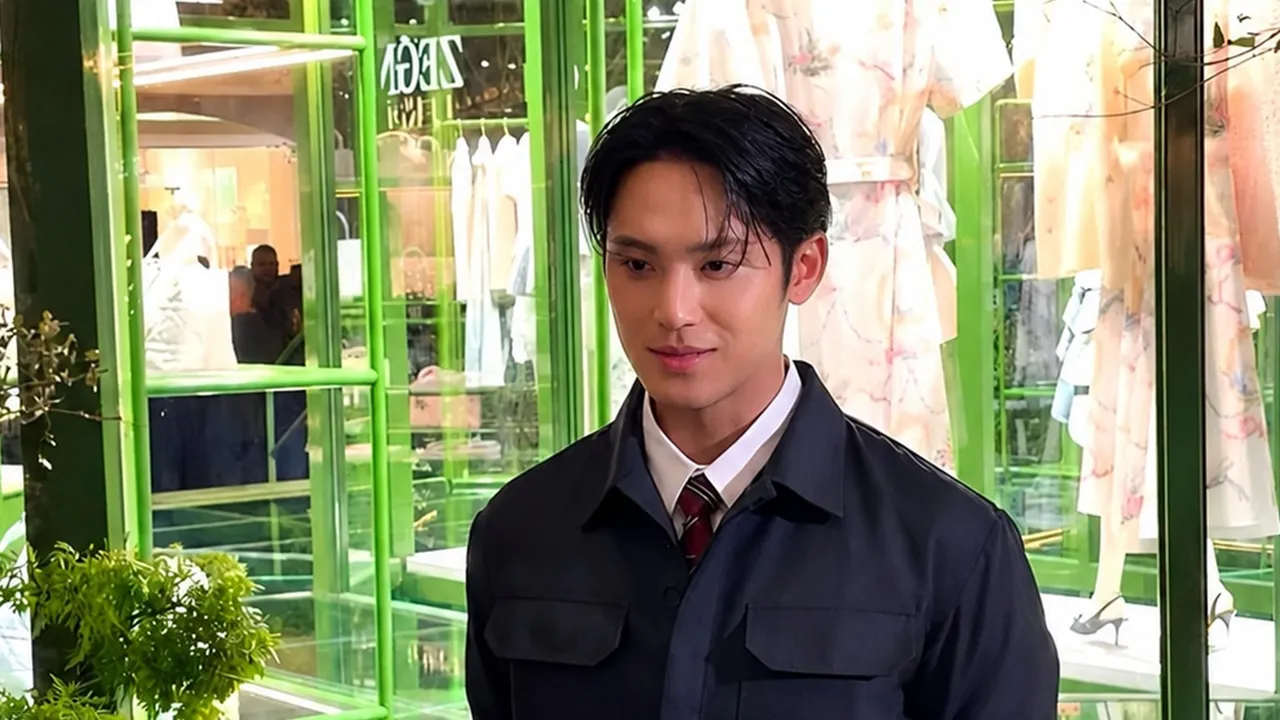 Potret Mingyu SEVENTEEN Hadir di Pop-Up Dior Jakarta, Gaya Semi Formal Serba Putih