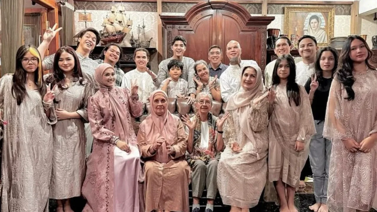 Potret Mulan Jameela dan Ahmad Dhani Rayakan Lebaran Bersama Keluarga Besar, Kompak dengan Corak Busana Senada