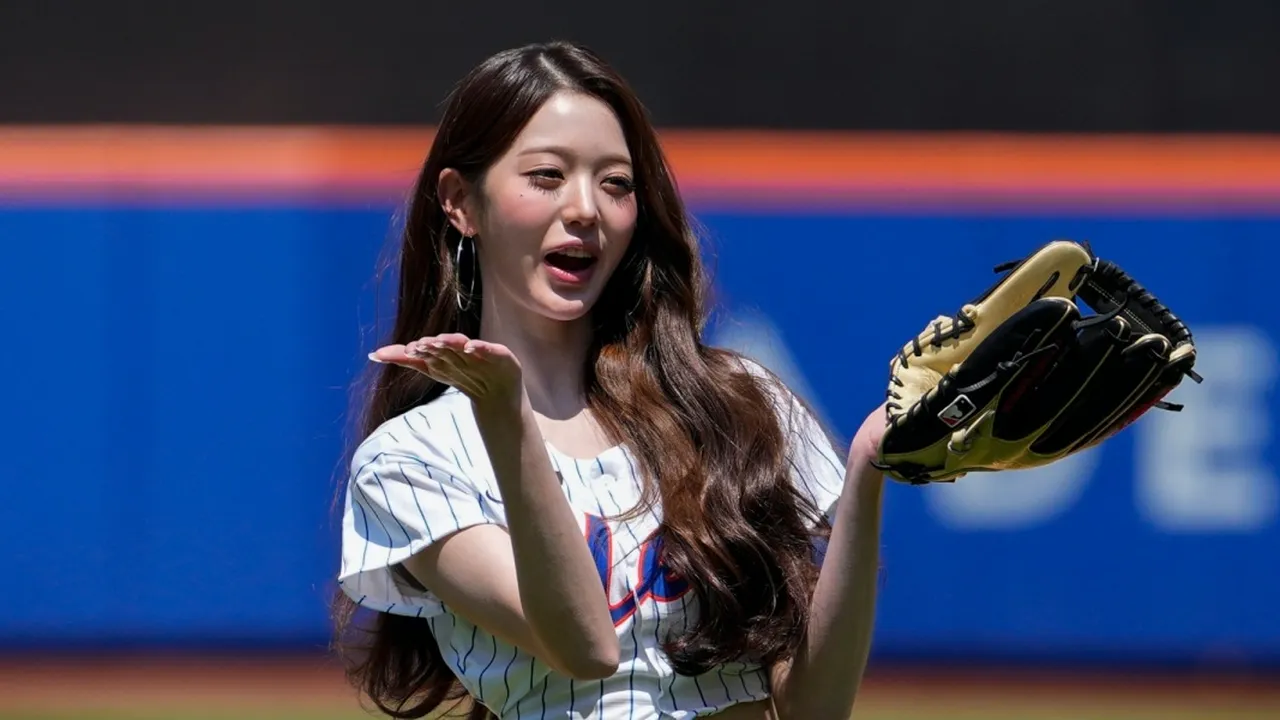 Potret Penampilan Jang Wonyoung Lakukan First Pitch di New York