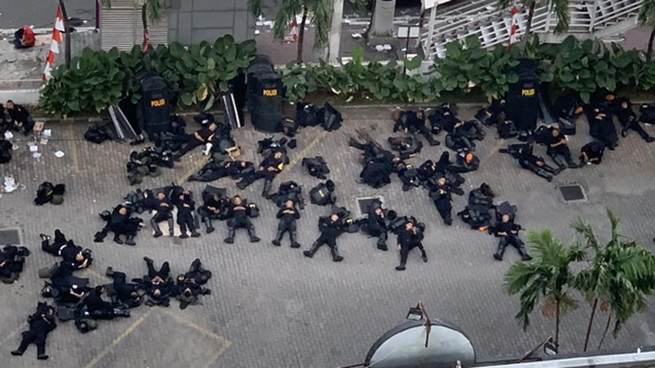 Potret Polisi Kelelahan & Tidur di Atas Aspal Ini Bikin Haru Netizen
