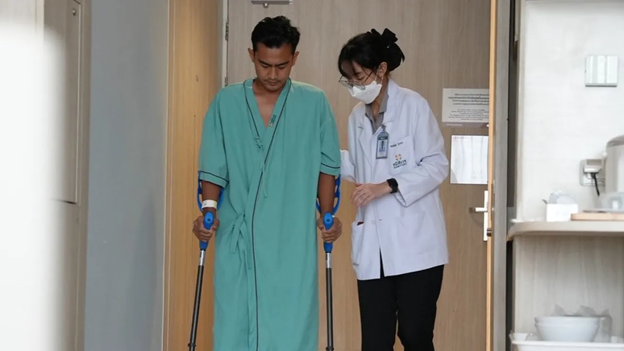 Potret Pratama Arhan Dirawat Hingga Harus Pakai Kruk Karena Cedera, Tekad Kembali Selalu Ada Potret Pratama Arhan Dirawat Hingga Harus Pakai Kruk Karena Cedera, Tekad Kembali Selalu Ada