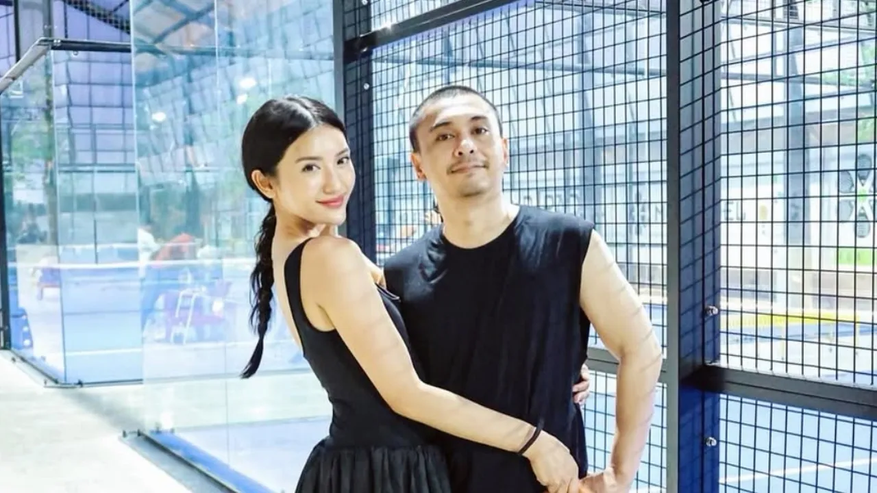 Potret Raditya Dika Main Padel Bareng Istri, Bikin Komunitas Sendiri