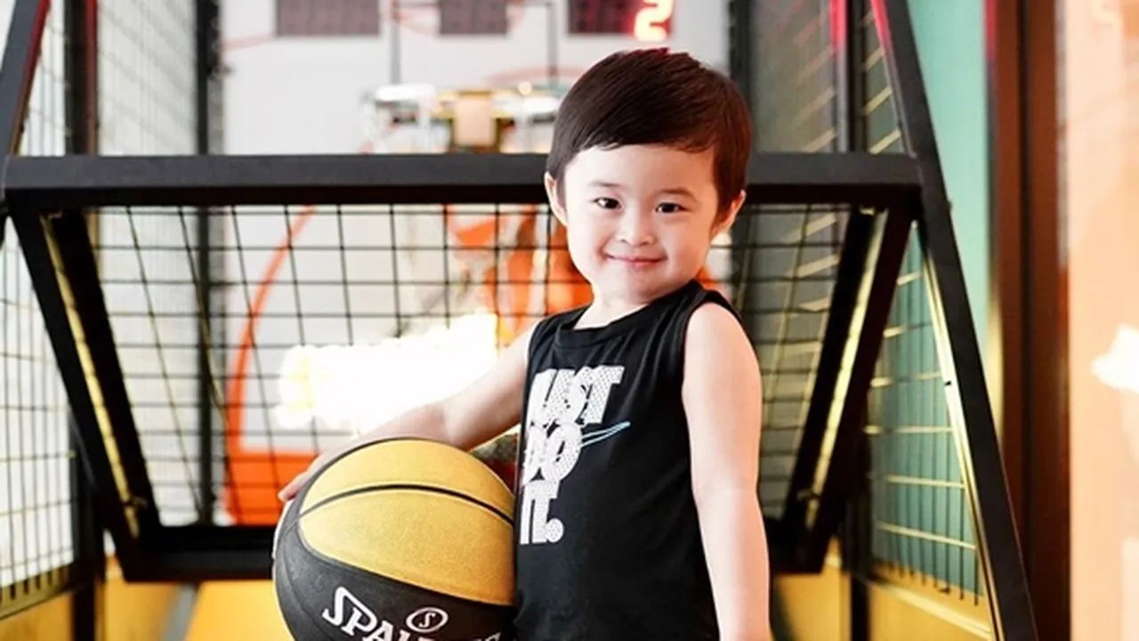 Potret Raphael Moeis Anak Sandra Dewi Bantu ART Bersihkan Rumah