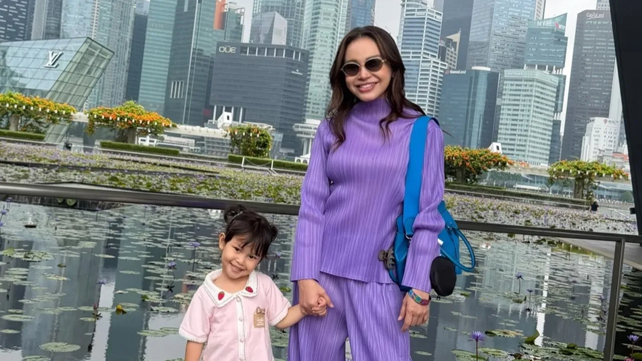 Potret Rossa Liburan Bersama Raina di Singapore, Jelajahi ArtScience Museum