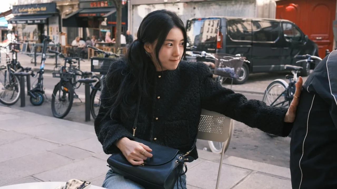 Potret Suzy Ngafe di Paris, Pakai Blazer Hitam dan Wajah Minim Make-up
